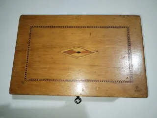 Portagioie in legno con intarsio