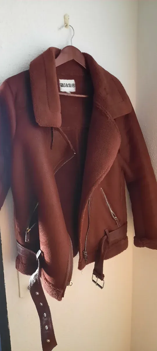 Cazadora cremalleras.