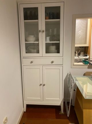 Vitrina de cristal y madera