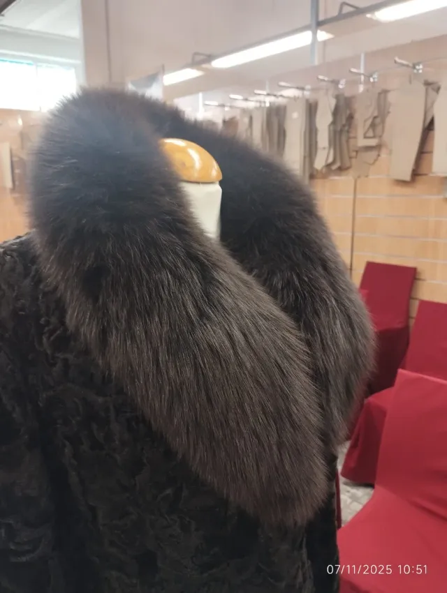 Abrigo Astracán con Cuello Fox Negro