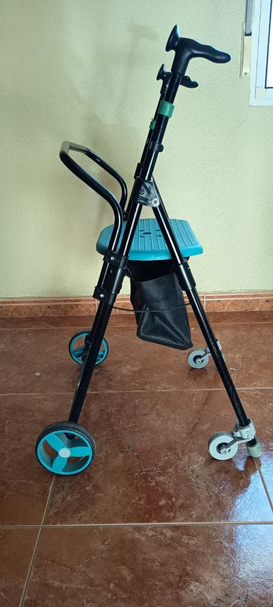 Andador con asiento y bolsa