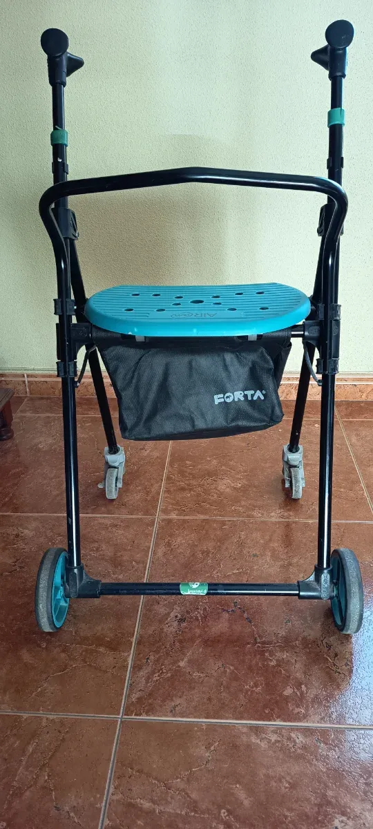 Andador con asiento y bolsa