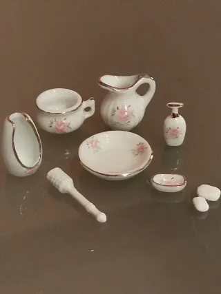 Accessori in ceramica in miniatura stile vintage