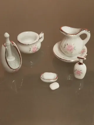 Accessori in ceramica in miniatura stile vintage