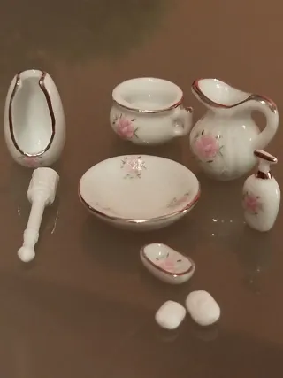 Accessori in ceramica in miniatura stile vintage