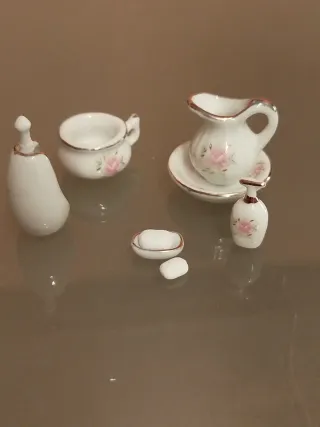 Accessori in ceramica in miniatura stile vintage