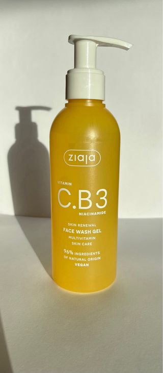 Pack de limpiador y serum de ziaja vitamina C.B3