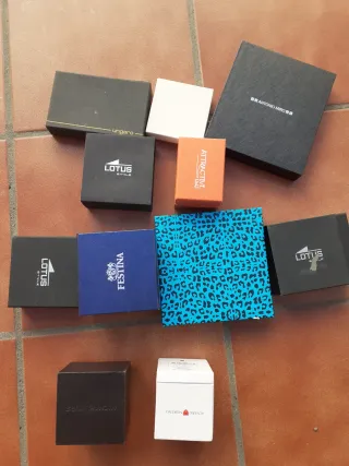 Cajas vacias de relojes y anillos