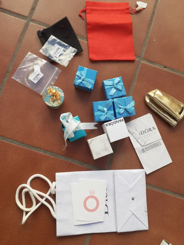 Cajas vacias de relojes y anillos