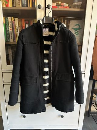 Abrigo Zara Negro con Forro Rayas