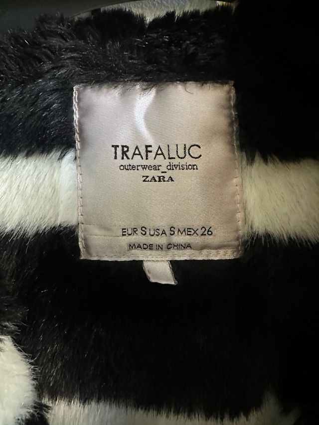 Abrigo Zara Negro con Forro Rayas