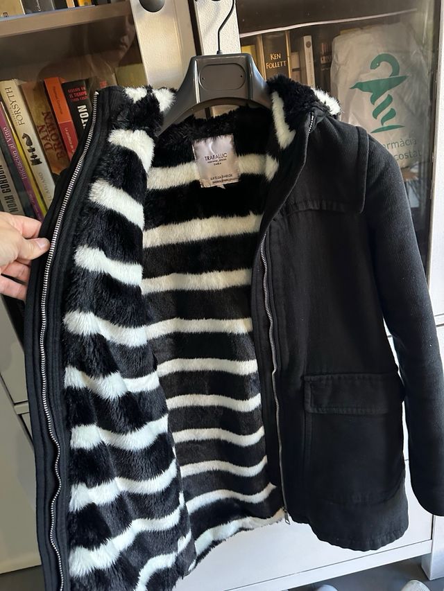 Abrigo Zara Negro con Forro Rayas