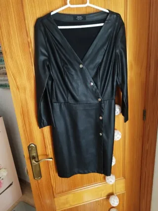 Vestido Bershka efecto piel negro