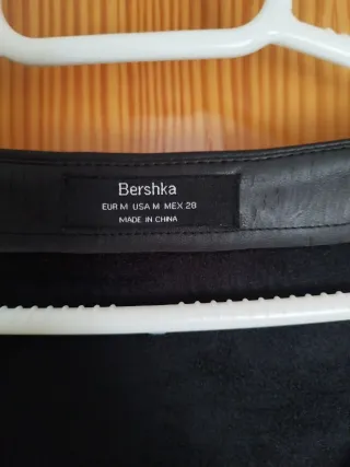 Vestido Bershka efecto piel negro