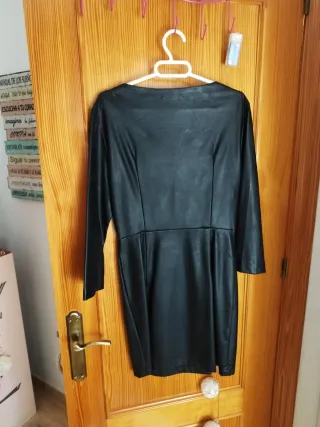 Vestido Bershka efecto piel negro
