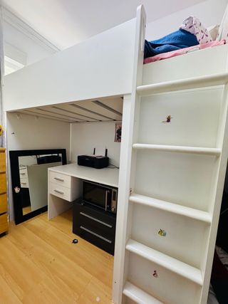 Cama alta con escritorio y mesita