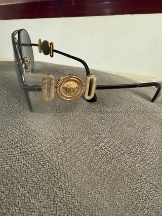 Gafas de sol Versace aviador negras y doradas