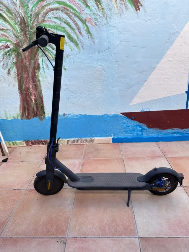 Dos patines eléctricos como nuevos