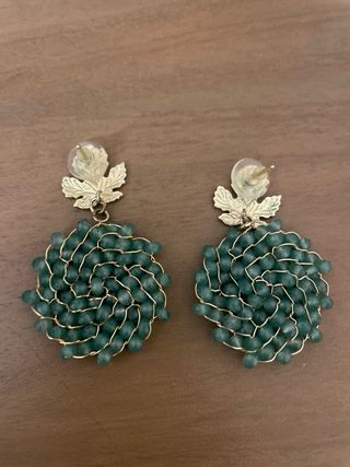 Pendientes hoja dorada con cuentas verdes Nuevos