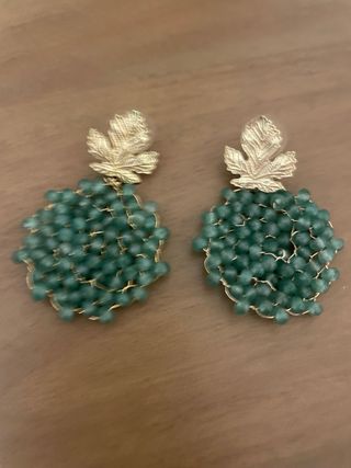 Pendientes hoja dorada con cuentas verdes Nuevos