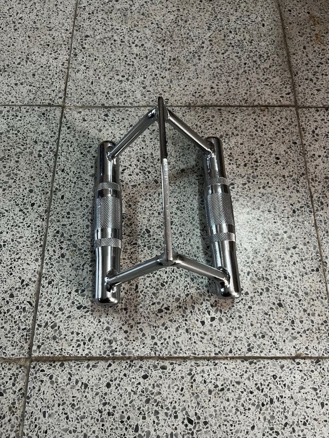 Barra Z + discos pesas gimnasio + agarre en V