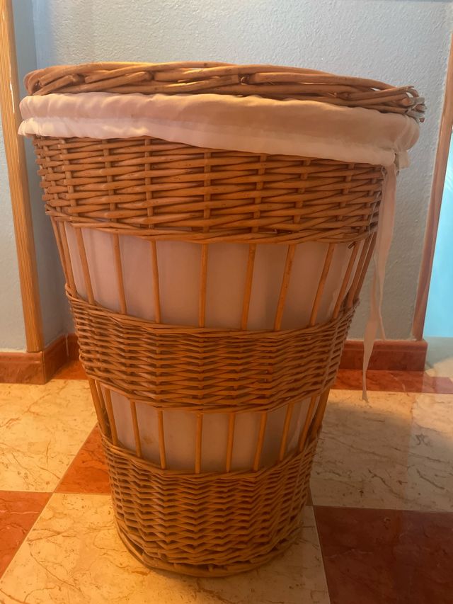 Cesto de ropa sucia de mimbre