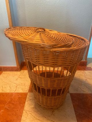 Cesto de ropa sucia de mimbre