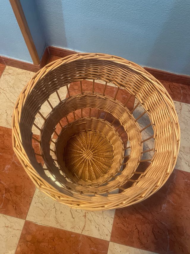 Cesto de ropa sucia de mimbre