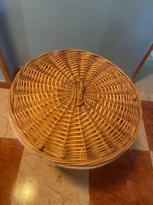 Cesto de ropa sucia de mimbre