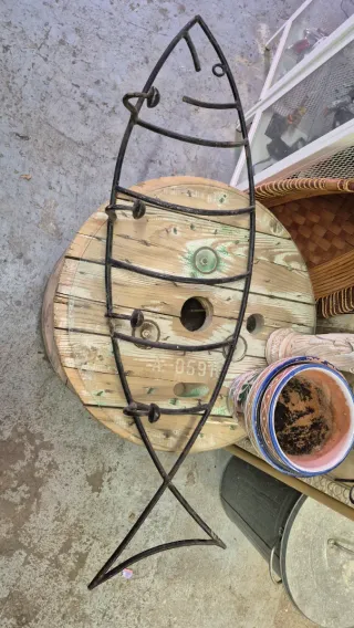 Perchero de metal con forma de pez