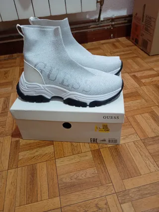 Botines Guess plateados y blancos