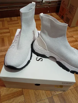 Botines Guess plateados y blancos