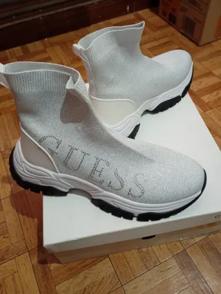 Botines Guess plateados y blancos