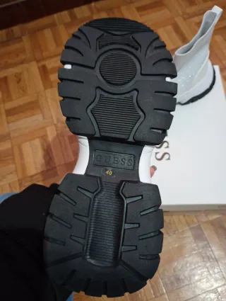 Botines Guess plateados y blancos