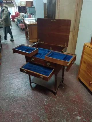 Mueble joyero de madera con cajones