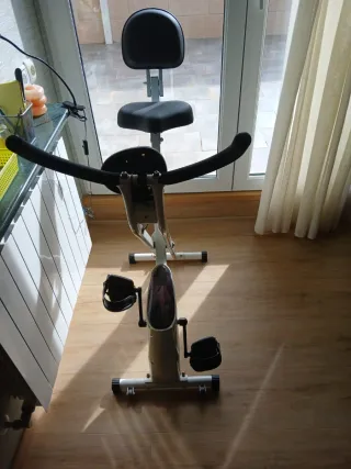 Bicicleta estática con asiento y respaldo