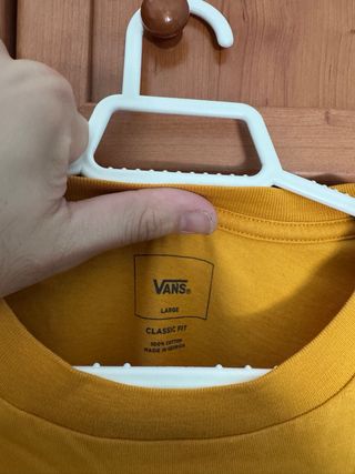 Camiseta Vans hombre color mostaza