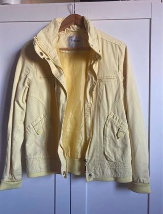 Cazadora amarilla con gorro