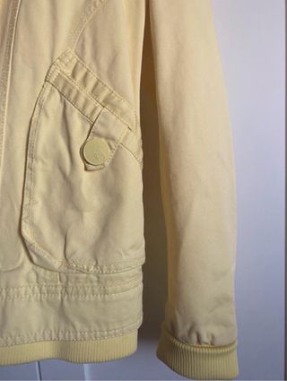 Cazadora amarilla con gorro