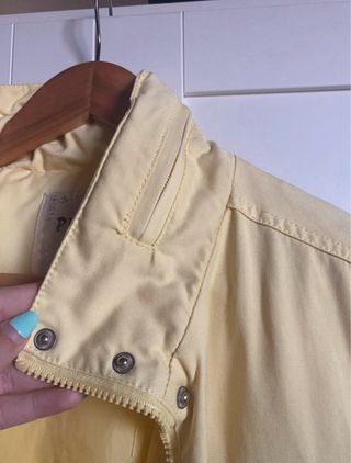 Cazadora amarilla con gorro