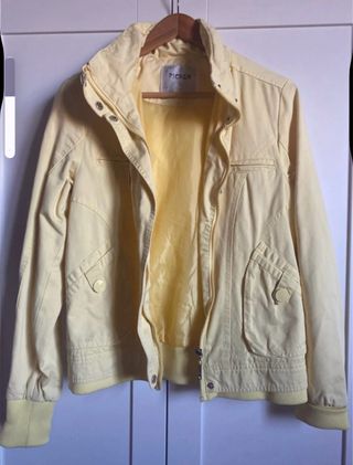 Cazadora amarilla con gorro