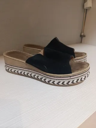 Sandalias negras y doradas y rosas
