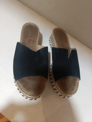 Sandalias negras y doradas y rosas