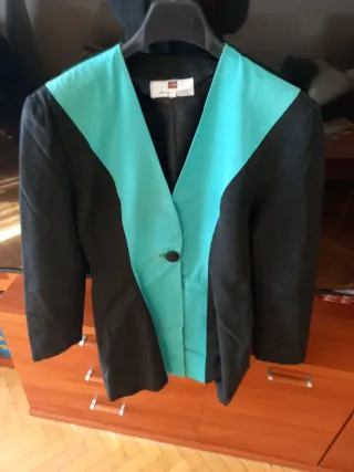 Americana de señora negra y turquesa