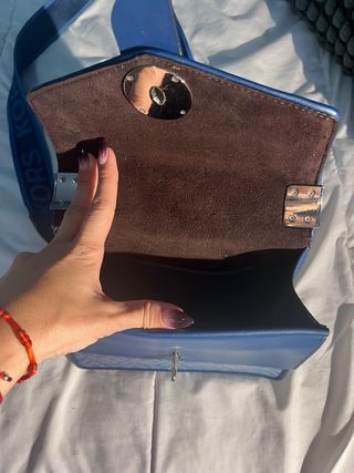 Bolso Michael Kors azul con correa logo