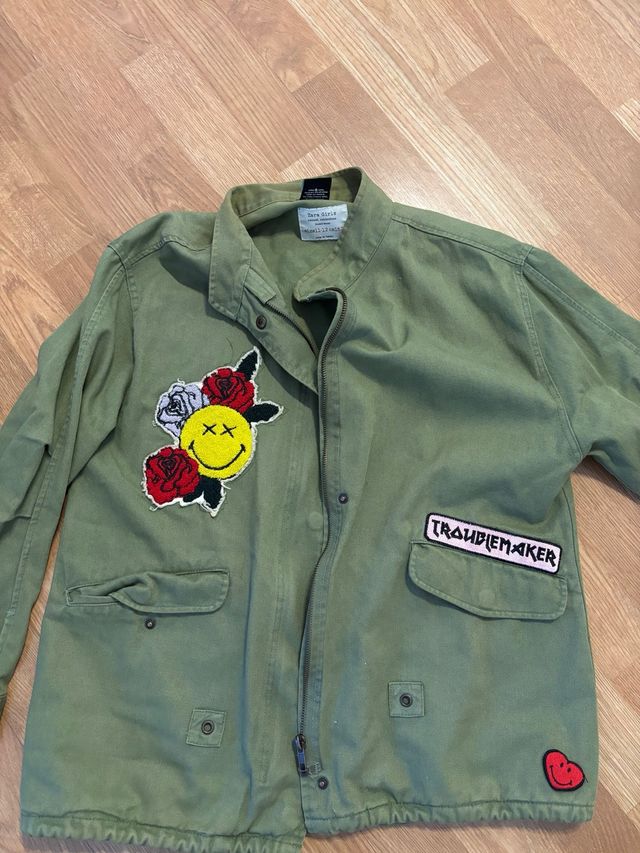 Cazadora Zara verde con parches M