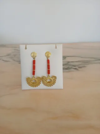 Pendientes de plata chapada en oro y corales