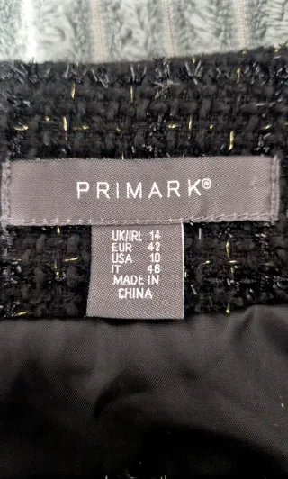 Falda negra con detalles dorados