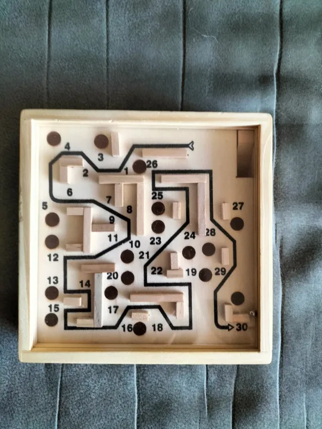 Laberinto de madera con números