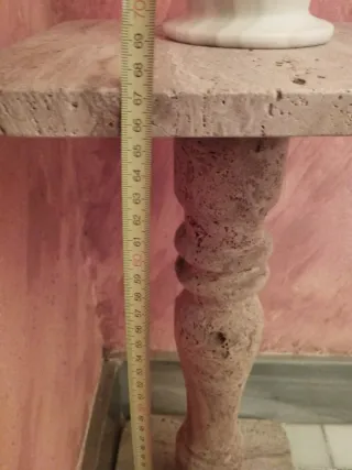 Mesa auxiliar de mármol beige tirando a marron